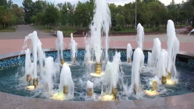 Подсветка фонтана в парке Комсомольский в городе Абакане смотреть онлайн