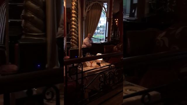Красиво поет итальянский певец в итальянском ресторане в Москве смотреть онлайн