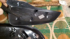 Меняем на автомобиле "Веста" сгоревшие указатели поворота. Подробное видео.