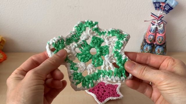 Вязаные #бабочки, #цветочки, #звезды из полиэтиленовых пакетиков для мусора смотреть онлайн