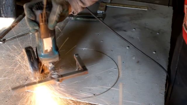 Как вырезать круглое отверстие в металле болгаркой.How to cut a round hole in metal grinder смотреть онлайн