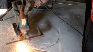 Как вырезать круглое отверстие в металле болгаркой.How to cut a round hole in metal grinder