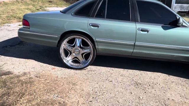 97’ VIC ON 26’s #ford #crownvic смотреть онлайн