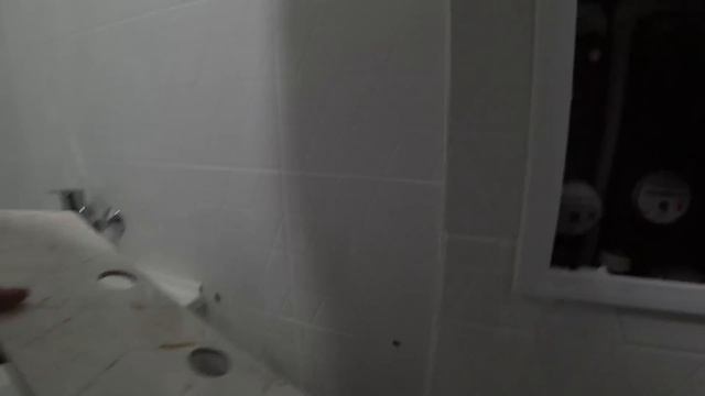 Перекладываю ПЛИТКУ НА КОРОБЕ/Добавляю СЛИВ ПОД РАКОВИНУ/Исправляю КОСЯКИ... смотреть онлайн