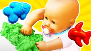 Кукла Беби Бон Аннабель лепит куличики! Видео для девочек: играем с Baby Born в дочки матери