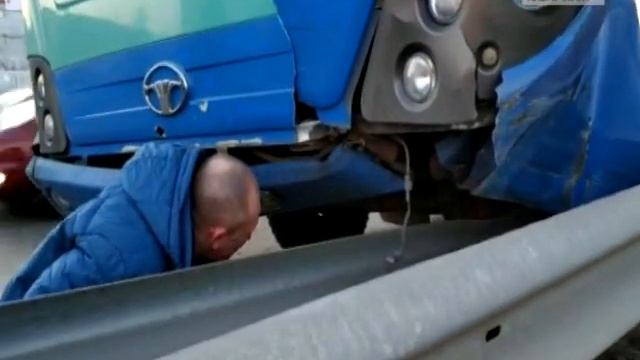 Автобус в отбойнике смотреть онлайн