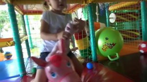 Играем в детском лабиринте с осликом и кошечкой Have fun in kid's play yard (1)