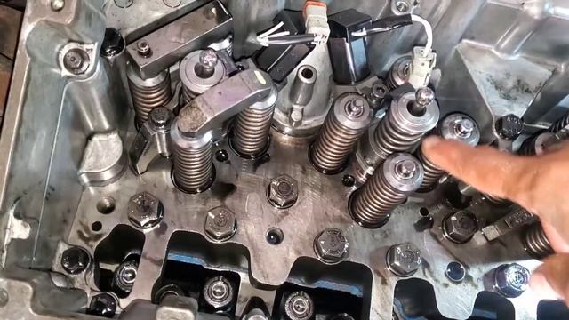 Inside a cummins m11 engine installing injectors смотреть онлайн