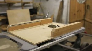 Каретка для распиловочного станка. Приспособление своими руками.