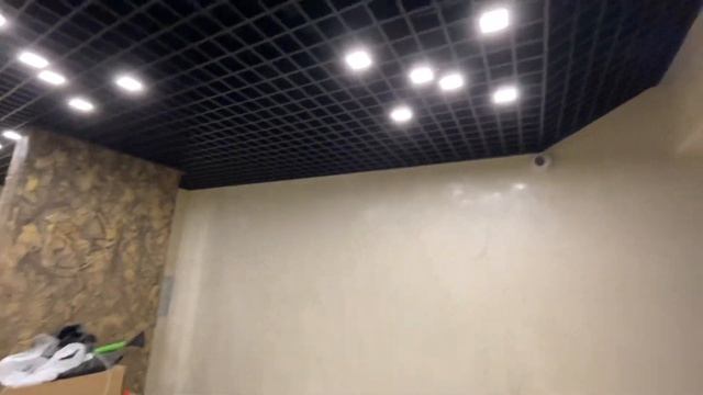 Москва. Коммунарка. Монтаж подвесного потолка Грильято с уклоном вверх. Ячейка 75х75 смотреть онлайн