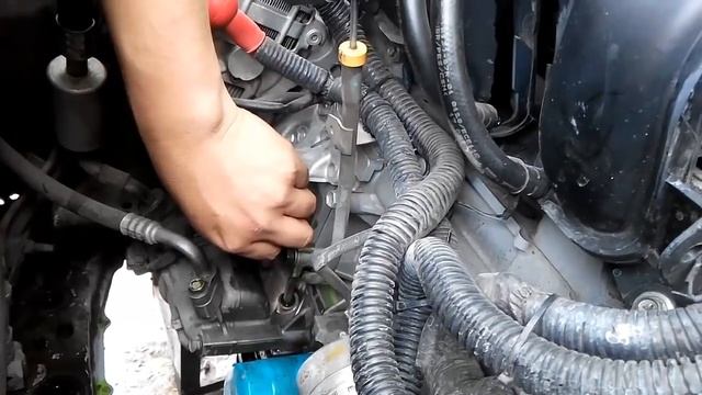 Cómo cambiar el termostato del Nissan Tiida,el que va abajo (1ra.parte) смотреть онлайн