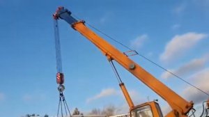 Автокран разгружает автокран.