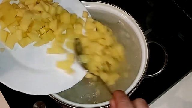 Солянка сборная с колбасой и оливками. Очень простой рецепт смотреть онлайн