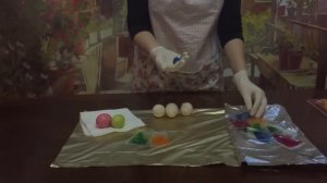 Пасха: покраска пасхальных яиц красителями из наборов "ОКо"