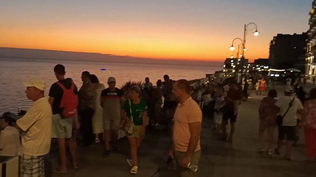 🔥У песен границ нет. Тепло на сердце. Музыканты в Анапе поют на набережной смотреть онлайн