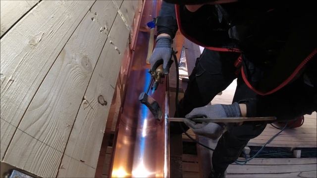 Медная кровля! Пайка медного водосточного желоба! Часть 6! Soldering of the copper gutter смотреть онлайн