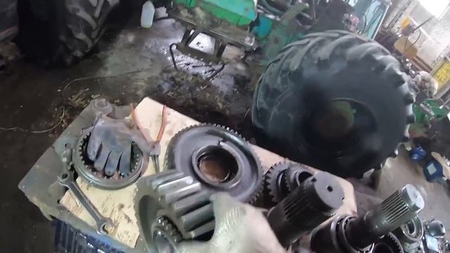 Ремонт К-701М. Установка гидрораспределителя. Снимаю раздаточный вал КПП. смотреть онлайн