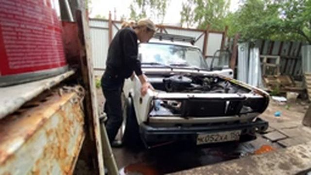 ДЕВОЧКА МЕНЯЕТ МОТОР В ЖИГЕ | ПЕРЕХОД НА ИНЖЕКТОР | Tazz-off | ep1 смотреть онлайн