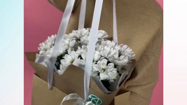 Крафт-сумочка с букетом из белой кустовой хризантемы Бакарди смотреть онлайн