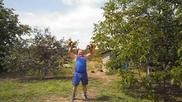 23. 06. 2023г. Махи с гантелями по 10 кг на 15 раз. 61 год , вес 103.8 кг. смотреть онлайн