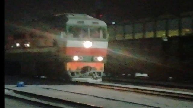 Тепловоз ТЭП70-0285 с пассажирским поездом "657 Полоцк-Брест" отправляется со станции Полоцк смотреть онлайн