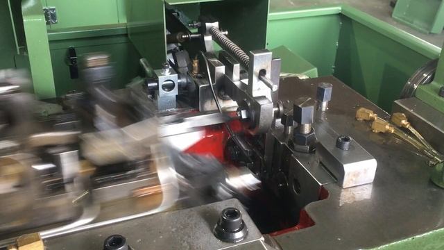 Принцип работы оснастки 1-позиционного 2х-ударного холодновыадочного автомата для саморезов. смотреть онлайн