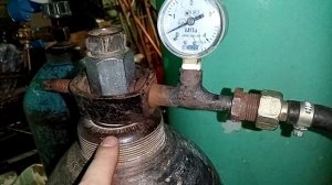 Как заправить маленький 10 литровый ацетиленовый баллон от большого.