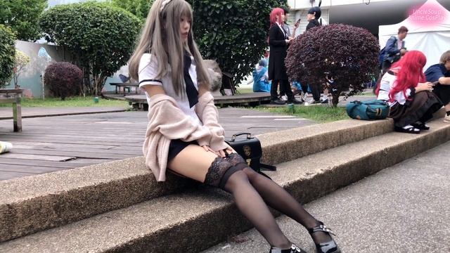 アニメコスプレ、ロングヘアの学生妹、制服姿が可愛くて元気、黒ストッキングの美脚 Kawaii Cosplayer #UncleSoup #cosplay