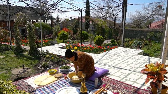 Сбор урожая крапивы и приготовление с грецкими орехами Азербайджанская Кухня Деревенская Кухня смотреть онлайн