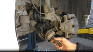 Замена пыльника левого наружного ШРУСа на Toyota Camry XV50 Тойота Камри 2011 года, 2,5