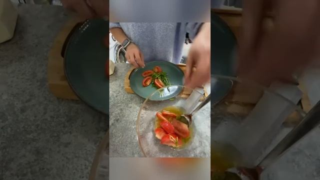 Салат с розовым помидором и адыгейским сыром#рек#рекомендации#еда#рецептдня#рецепты#салат#обед#ужин смотреть онлайн