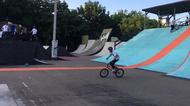 ПАРНИ СХОДЯТ С УМА?! ЧТО ТУТ ПРОИСХОДИТ??? смотреть онлайн