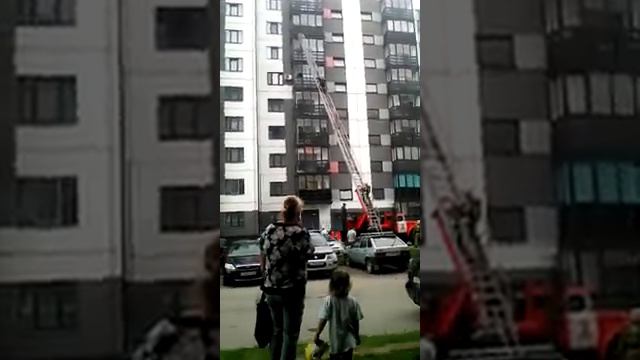 Пожарный лезет по лестнице! смотреть онлайн
