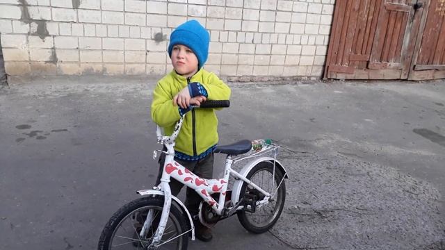 Дети катаются на великах зимой смотреть онлайн