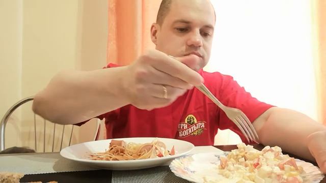 MUKBANG Спагетти в сосисках и салат с крабовыми палочками. Всем приятного аппетита!! смотреть онлайн