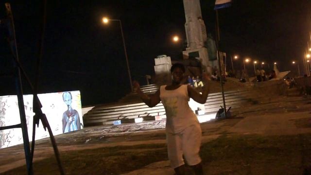 Кубинка танцует попой. Это вроде тверк называется? смотреть онлайн