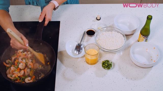 Рецепт: Овощной рис с жареными креветками [WOWBODY-меню на Новый год] смотреть онлайн