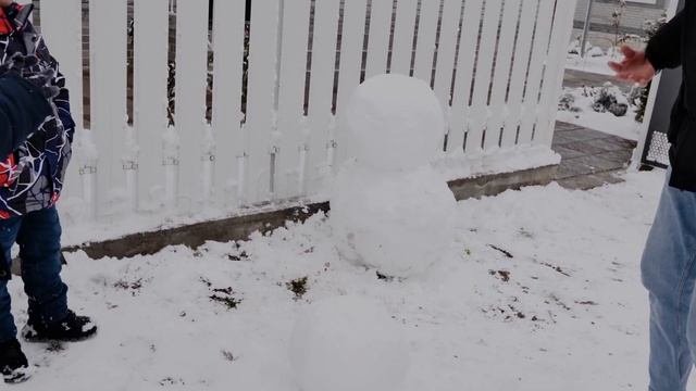 Снег на юге это редкость Успеваем лепить снеговика, пока есть из чего смотреть онлайн