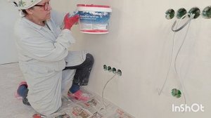 Укрывающий белый грунт под обои, очистка подрозетников от штукатурки