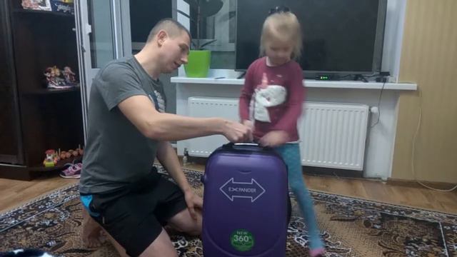 Обзор жесткого дорожного чемодана 35л на 4 колесах. Огляд жорсткої дорожньої валізи 35л смотреть онлайн