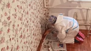 Как поклеить обои у трубы отопления