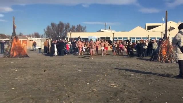 Il tuffo a mare è collettivo, in venti sfidano il freddo смотреть онлайн