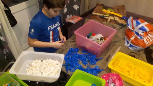 Сортирую LEGO по цветам. LEGO смотреть онлайн