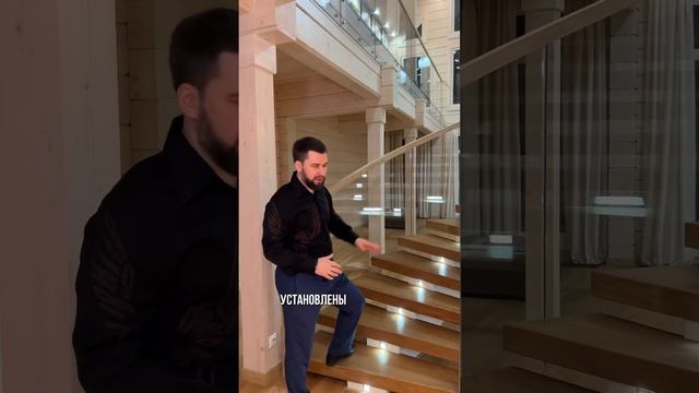 ПАРЯЩАЯ ЛЕСТНИЦА ПО ЦЕНТРУ В ГОСТИНОЙ #новаярига #элитнаянедвижимость #купитьдом #лестница #newriga смотреть онлайн