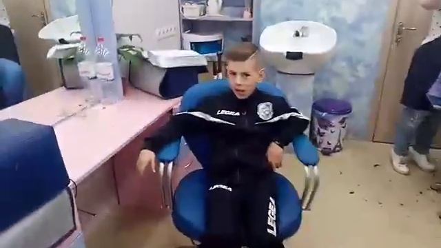 Первая СТРИЖКА в новом году! Мой СТАРШИЙ БРАТ не любит стричься. МЫ с Данькой просто КРАСАВЫ!!! смотреть онлайн