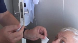 Как правильно закапывать капли в глаза. Смотрите до конца.