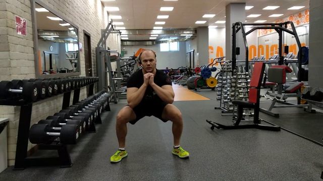 Мелкие прыжки на месте в приседе. смотреть онлайн