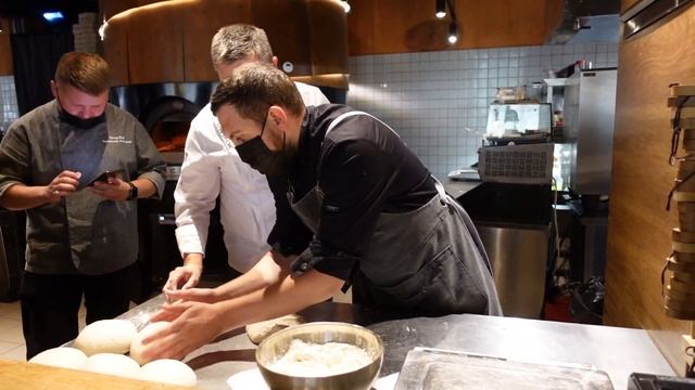 Хлеб на закваске в ресторане / Антон Корнышов в ресторане ГОРЯЧИЙ ЦЕХ в Новосибирске / Выпуск #2 смотреть онлайн