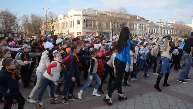 Флеш моб ко Дню Героев Отечества в Симферополе 2014 смотреть онлайн