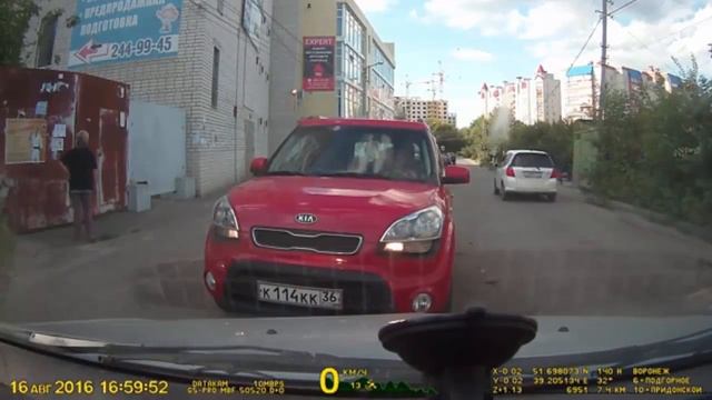 Самая жесть 2016.Девушка разбила стекло в машине смотреть онлайн
